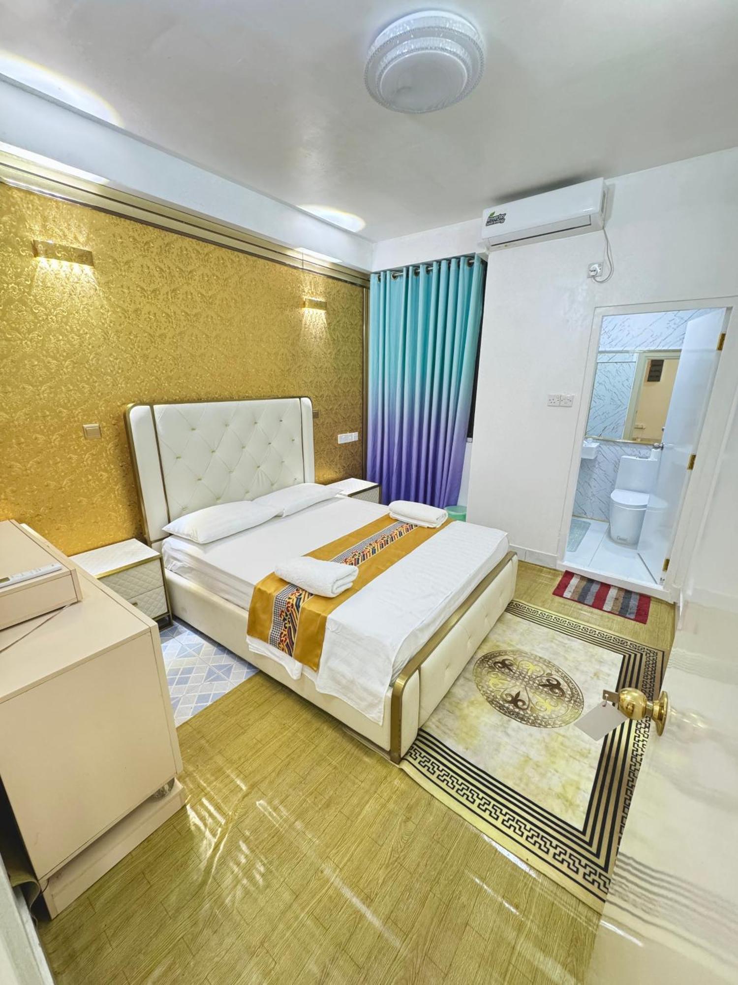 Ontrack Travel Transit Hotel Male Bagian luar foto